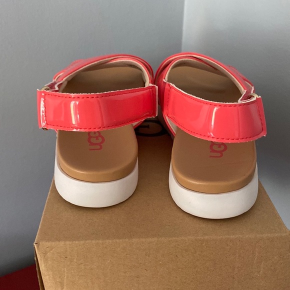 GIRLS UGG KLARA LEATHER PATENT SANDALS, NWTS! - Picture 2 of 6